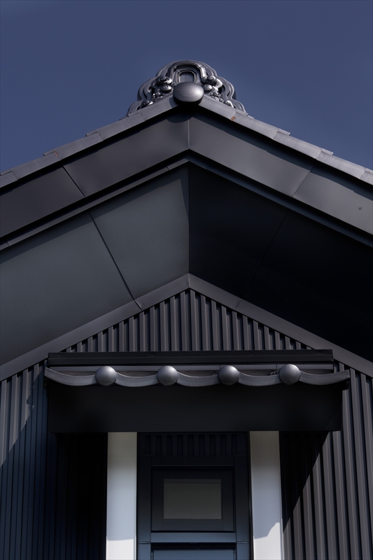 稲沢市須ヶ谷の蔵風の黒い外壁の家　ーすっきり片付く家事動線＋隠れ部屋、車3台の広々駐車スペースー