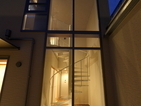 Viva HouseⅢ ー店舗付き住宅：2階はプライバシーを重視、玉石が敷き詰められたテラス、パンチングパネルの階段ー