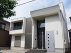 地蔵堂の家　－シニア世代の畑仕事を考えた家、正面に２つの玄関はお客様用とファミリー用、ファミリー用玄関はトイレと洗面とお風呂と連なる動線ー